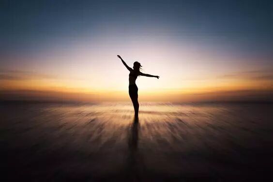 这对情侣用灯管拍出唯美大片