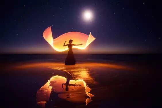 这对情侣用灯管拍出唯美大片