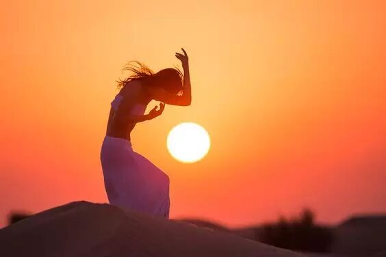 这对情侣用灯管拍出唯美大片