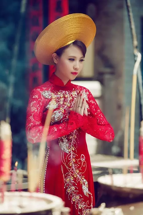 秀色可餐-越南投资,越南私募基金,奥黛（Ao Dai），雷同于中国旗袍的越南的传统服装。越南官方也以为奥黛源自中国旗袍。奥黛通常使用丝绸等,越南证券,越南美女,(26)
