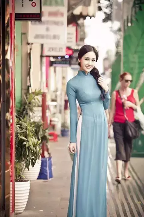 秀色可餐-越南投资,越南私募基金,奥黛（Ao Dai），雷同于中国旗袍的越南的传统服装。越南官方也以为奥黛源自中国旗袍。奥黛通常使用丝绸等,越南证券,越南美女,(4)