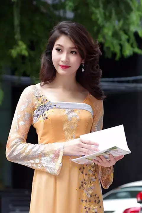 秀色可餐-越南投资,越南私募基金,奥黛（Ao Dai），雷同于中国旗袍的越南的传统服装。越南官方也以为奥黛源自中国旗袍。奥黛通常使用丝绸等,越南证券,越南美女,(18)