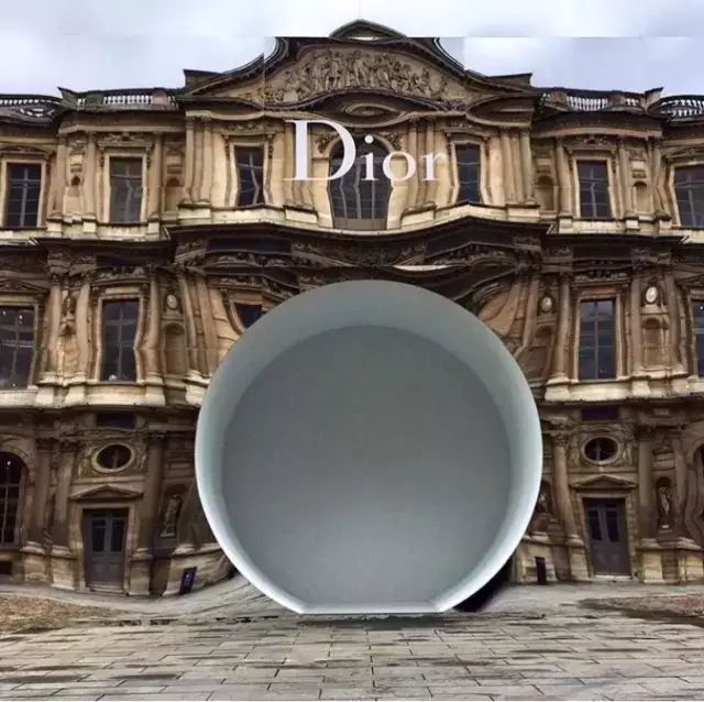 宋茜不惜抛弃郑秀晶,只为在Dior秀场做回总裁