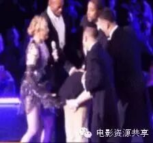 陈奕迅上舞台与麦当娜互动被踢腚