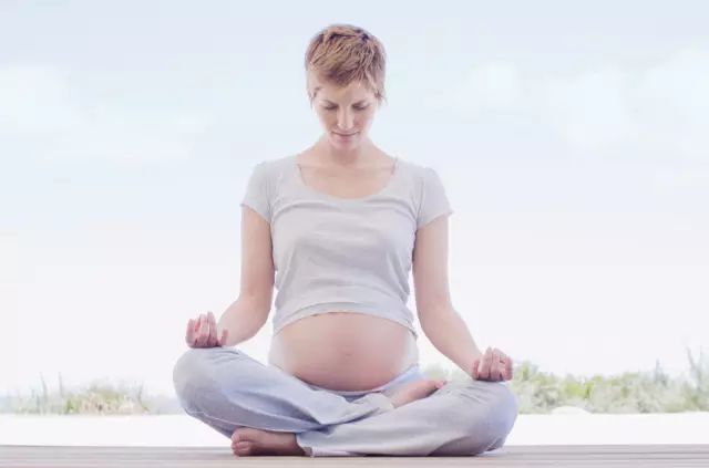 俄罗斯孕妇怀着二胎练瑜伽,剽悍的人生不需要解释!