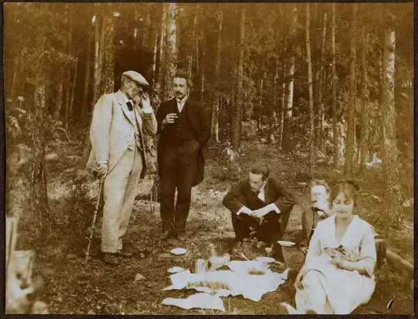 爱因斯坦三个重要预言效应_爱因斯坦预言的三种效应_不是爱因斯坦所预言的效应