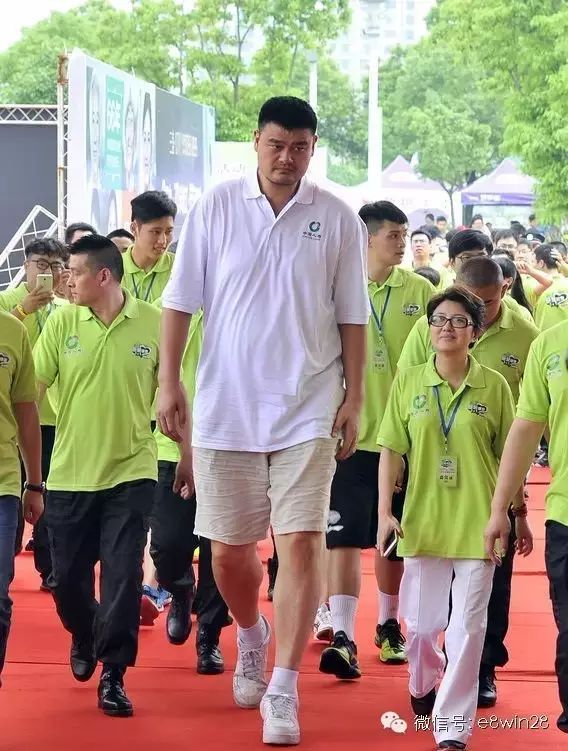 姚明出席公益活动 为爱变身“跑男”
