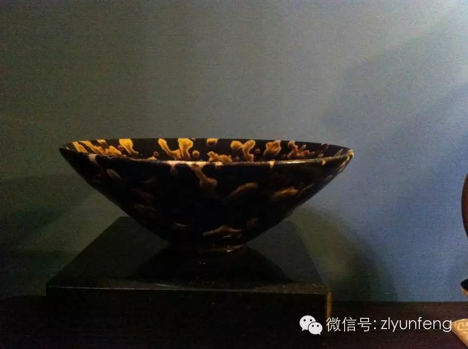 藏品数量:两只  藏品特点:宋代初期吉州窑玳瑁盏,盏通体施黑釉,釉面