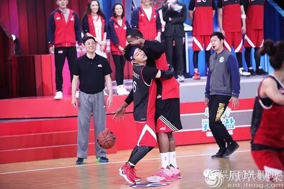 《来吧冠军》贾乃亮贴身防守麦迪 Ella被易建联托举