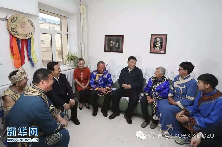这是5月24日下午，习近平在佳木斯市同江市八岔赫哲族乡八岔村村民尤桂兰（右三）家中看望。 新华社记者 兰红光 摄