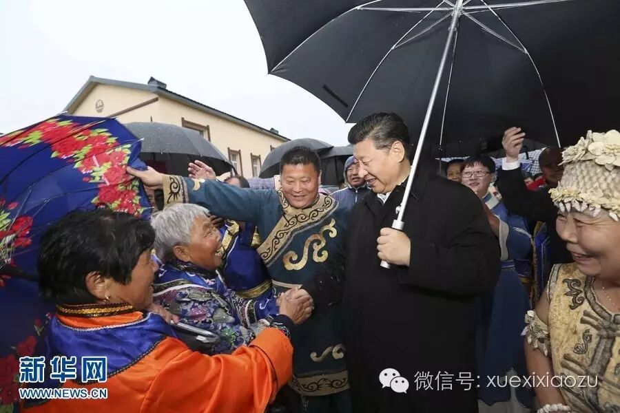 这是5月24日下午，习近平在佳木斯市同江市八岔赫哲族乡八岔村冒雨与村民们交谈。 新华社记者 兰红光 摄