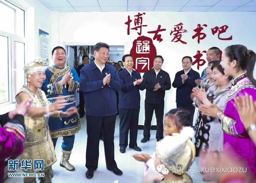 这是5月24日下午，习近平在佳木斯市同江市八岔赫哲族乡八岔村观看伊玛堪说唱教学。 新华社记者 兰红光 摄