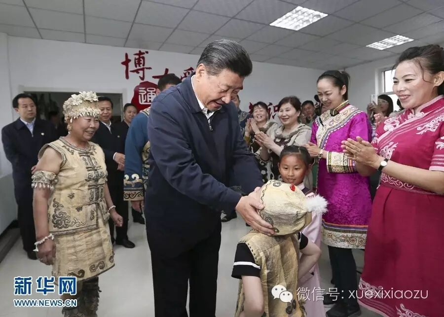 这是5月24日下午，习近平在佳木斯市同江市八岔赫哲族乡八岔村同正在进行伊玛堪说唱教学的村民们亲切交流。 新华社记者 兰红光 摄