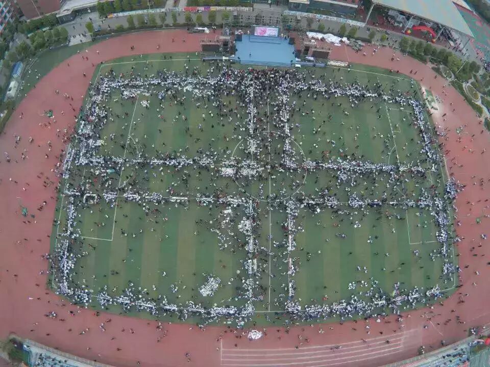 無人機(jī)“空襲”校園，小學(xué)生徹底玩high了 
