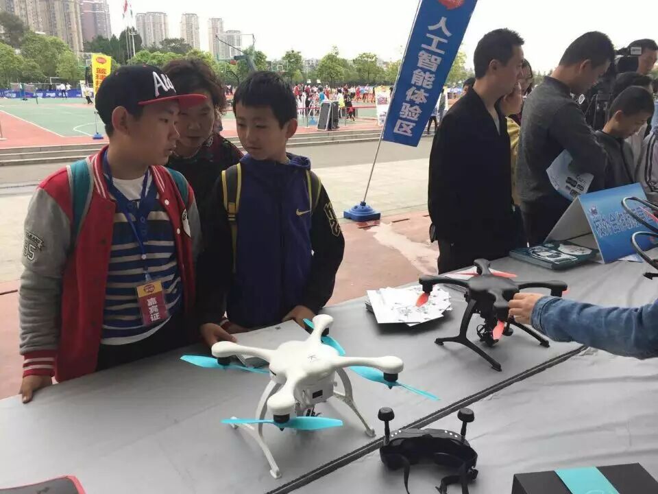 無人機“空襲”校園，小學生徹底玩high了 