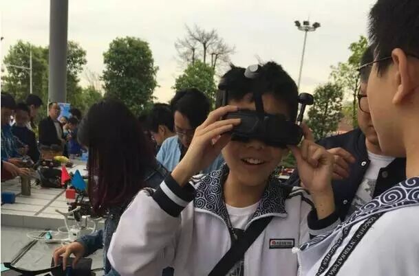 無人機“空襲”校園，小學生徹底玩high了 