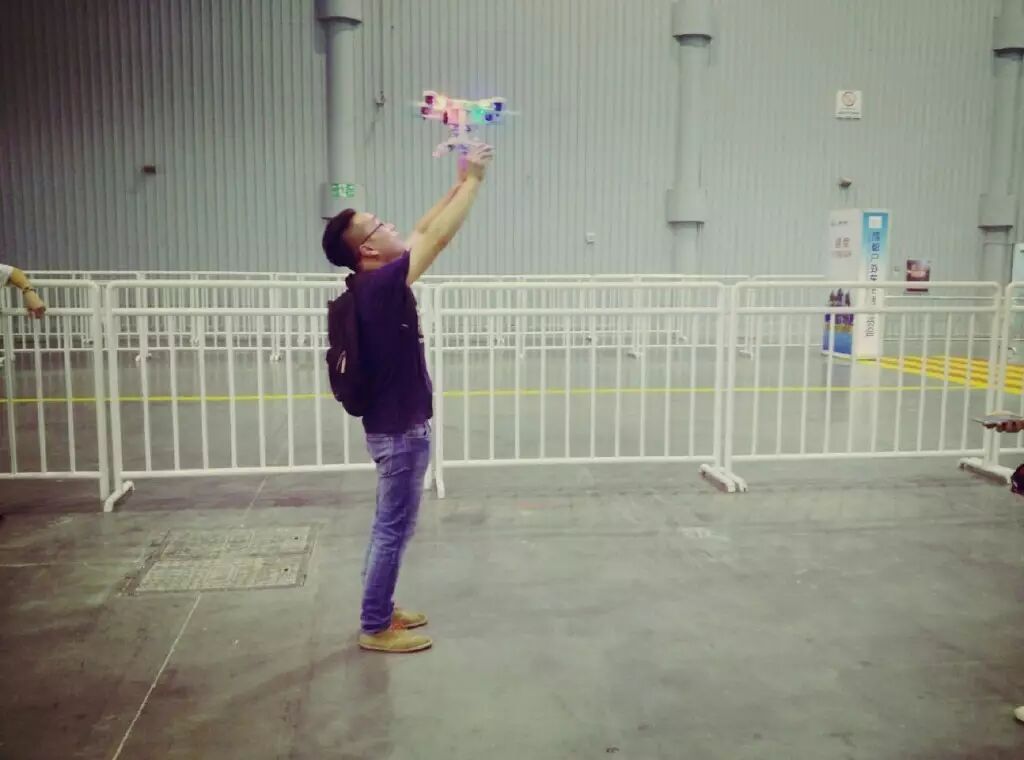 無(wú)人機(jī)空襲戶外車生活展，航拍帶你看火辣車模