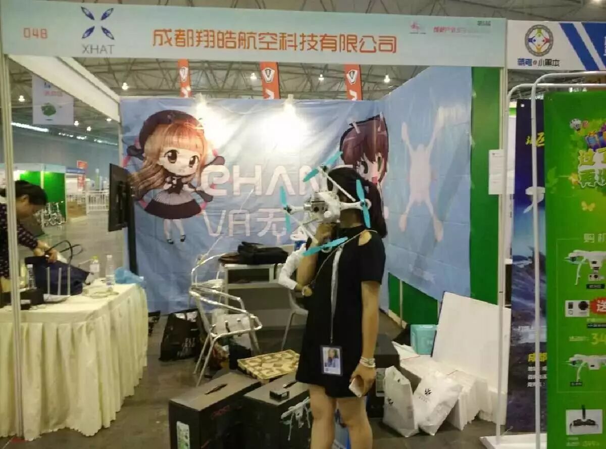 無人機空襲戶外車生活展，航拍帶你看火辣車模