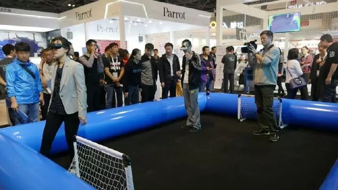 無人機空襲戶外車生活展，航拍帶你看火辣車模