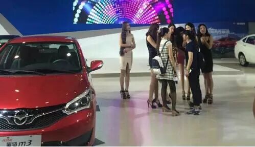 無(wú)人機(jī)空襲戶外車生活展，航拍帶你看火辣車模