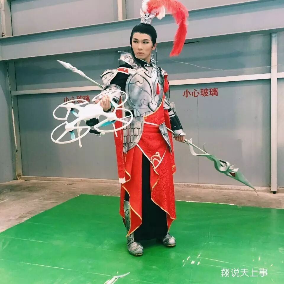 成都ACG漫展 | 無(wú)人機(jī)一亮相，漫展的coser都來(lái)合影了 