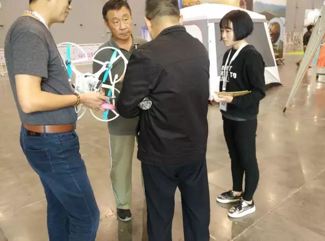 到底何方“妖孽"? | 成都車(chē)展狂風(fēng)四起-航拍無(wú)人機(jī)
