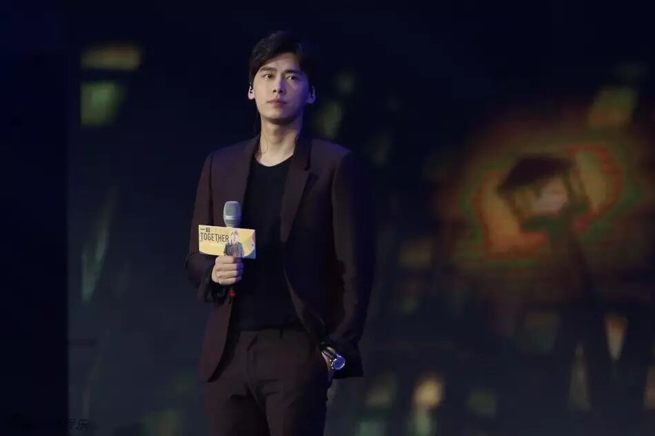 李易峰生日会高能撩粉:与情人的关系一样