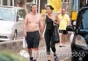 陈奕迅光膀子上街 豪放秀肚腩不忍直视