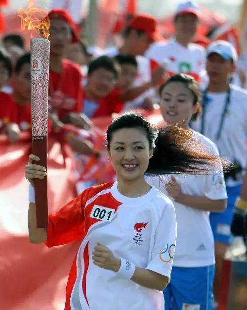 做了五年《综艺大观》的主持人后,在央视舞台上观众人气高涨的的周涛