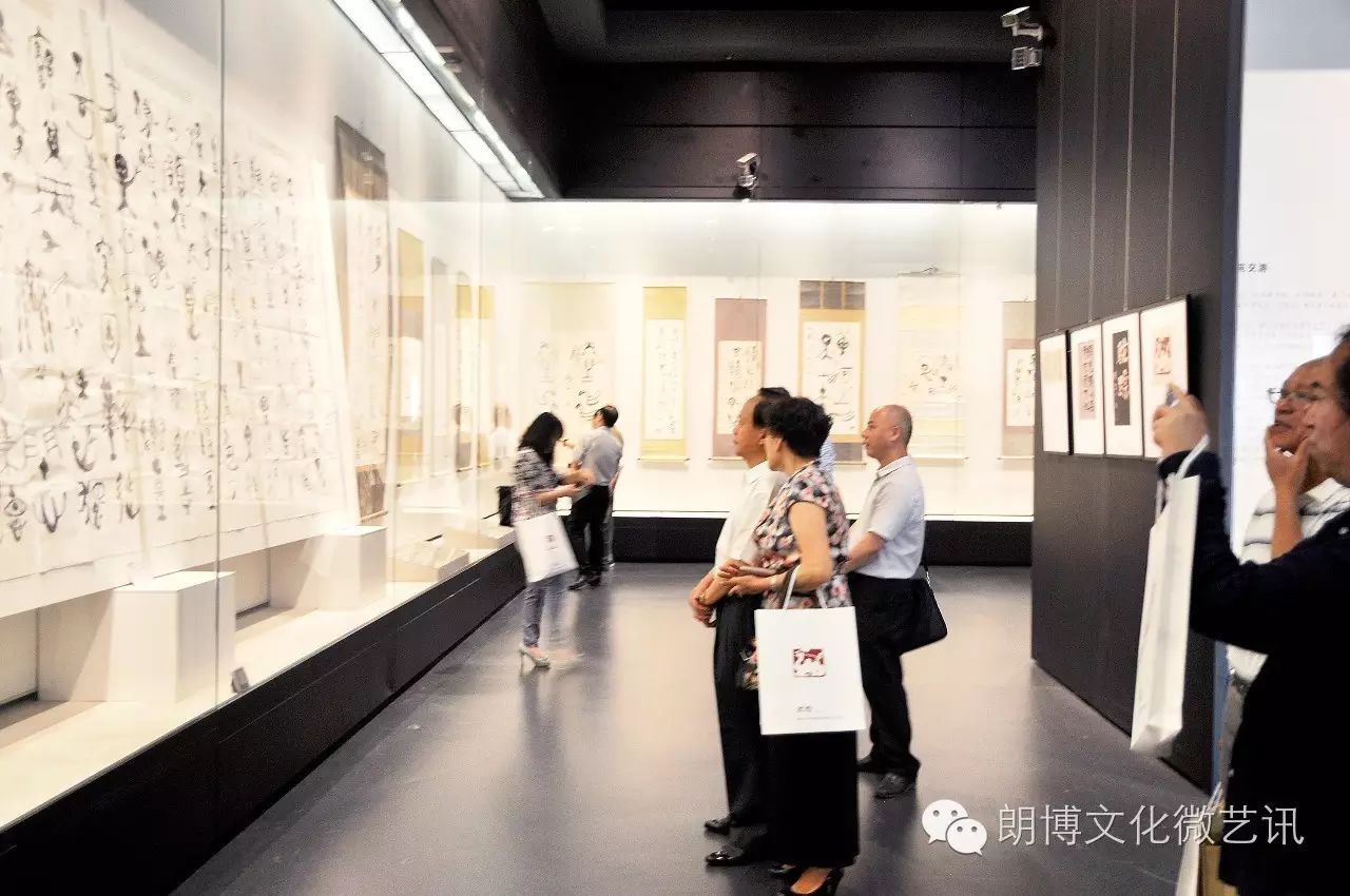 朗博带你看展览 何处觅"驼踪"—— 李骆公艺术展在广西美术馆隆重开幕