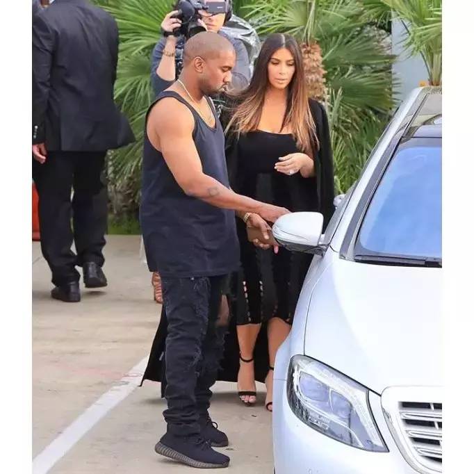 Kanye West 穿着 Yeezy Boost 550 新色现身街头