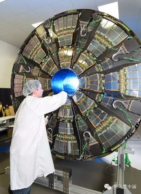 英飞凌8英寸传感器芯片助力欧洲核子研究组织揭示宇宙奥秘