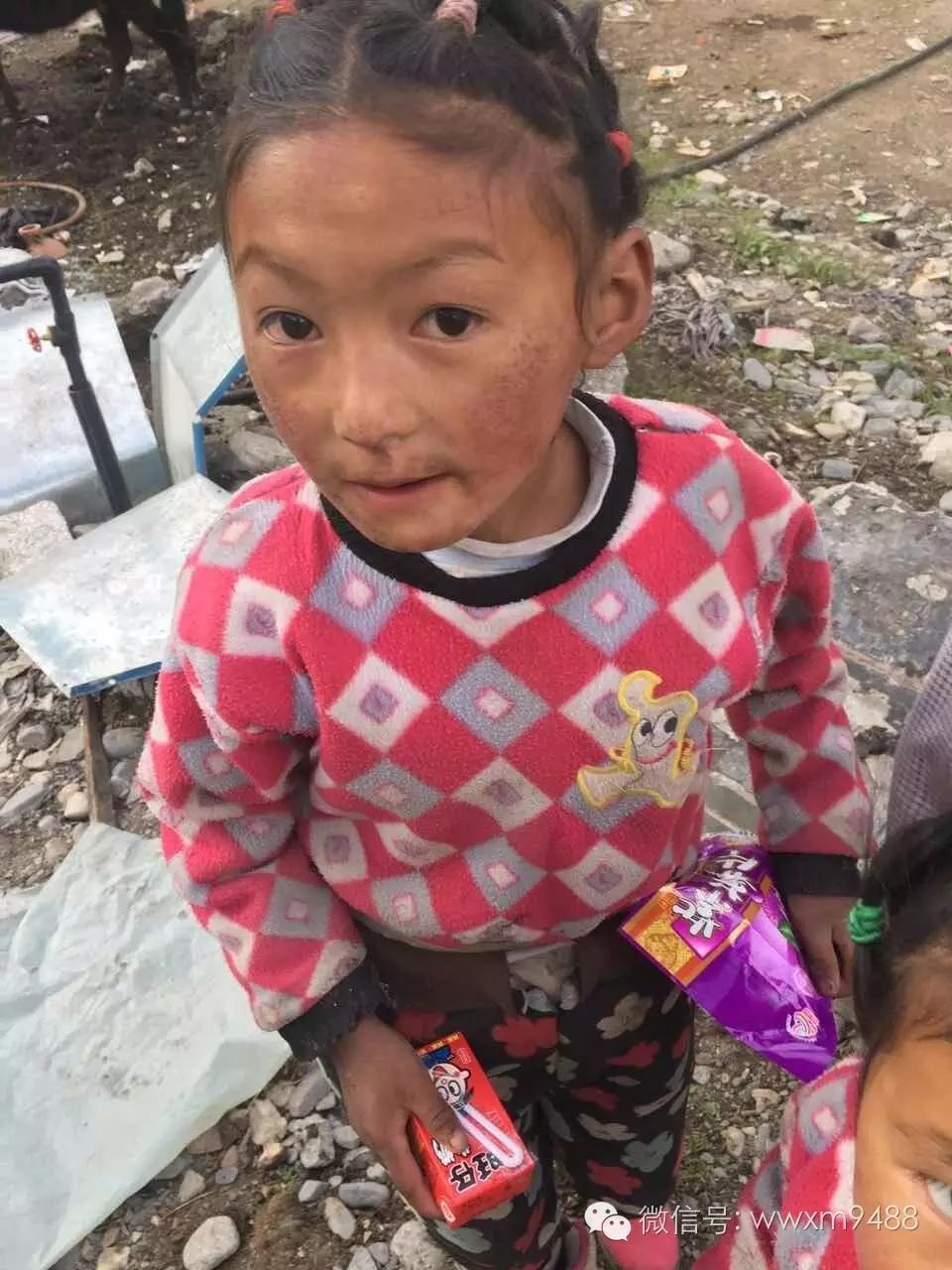 这个小女孩脸上不是脏 而是长时间风吹的 就跟我们小孩子冬天洗脸后
