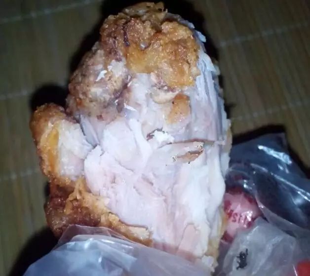如皋一网友称"潘大师炸鸡腿"内竟然吃出蛆,店主回应:"