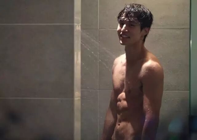 李栋旭沐浴照,展现结实健硕身材