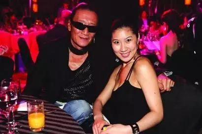 79岁谢贤拍30岁婆子尚且有心有力,为啥60后70后车市就...