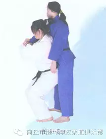 柔道联络方法图解教学(二):双手背负投