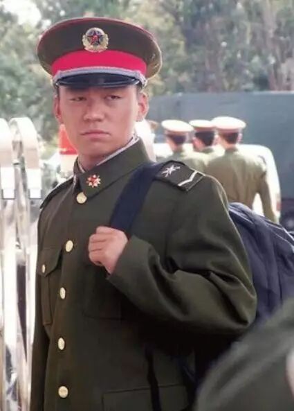 王宝强长得贼磕碜,穿上军装却把黄晓明,霍建华都比下去...