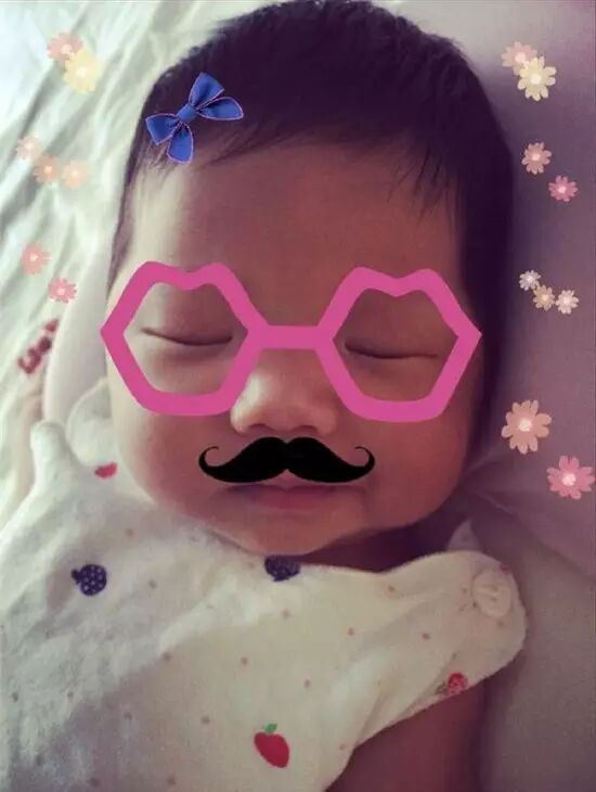 张亮二胎女儿正面照首曝光,鲍蕾生日发全家福,星爸组团发福利!-怀孕期