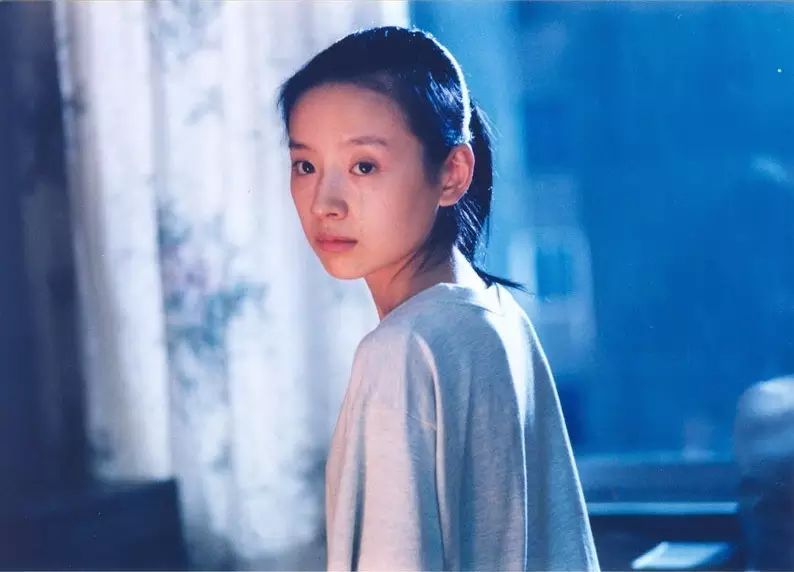 董洁一脸愁苦带儿子,同是离婚妈妈张柏芝王菲怎么不这样