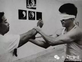 李小龙珍贵视频 演示寸拳