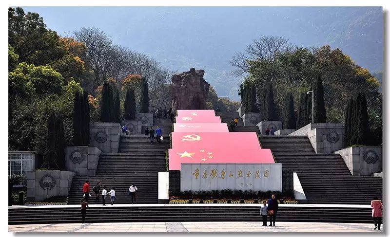 重庆的知名革命遗址包括红岩革命纪念馆,以及著名的歌乐山烈士陵园