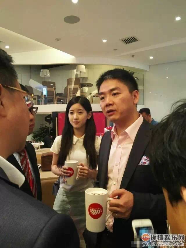 刘强东与奶茶妹妹(资料图)