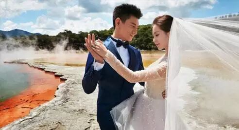 刘诗诗婚纱照珠宝价值72万 钻戒象征无限宠爱