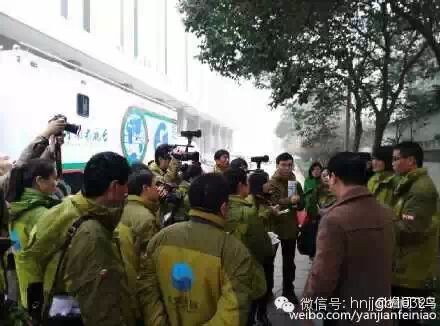 下午两点，大象融媒飞象队40名队员已经在人民大会堂广场上集结完毕。