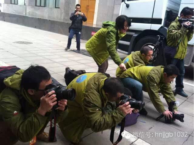 飞象队员用尽浑身解数去抢拍最好的镜头