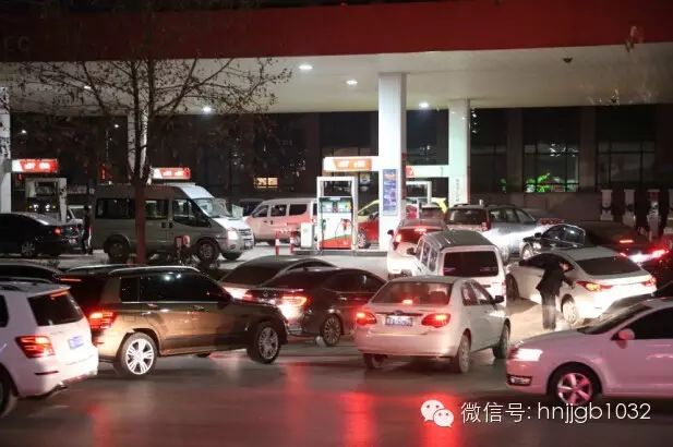 中国石化朝凤路加油站，等待加油的车辆排起长队
