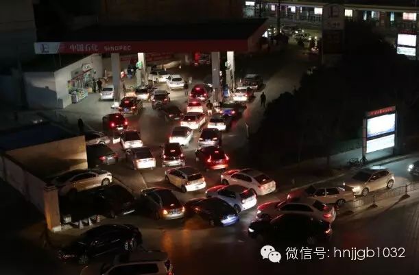 農業路經三路中石化加油站排隊的車輛