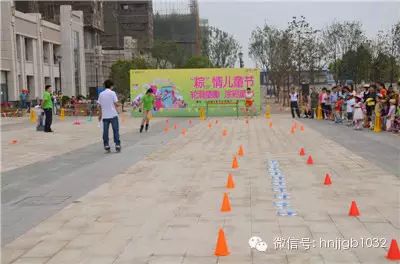 工作人員完成比賽現(xiàn)場布置