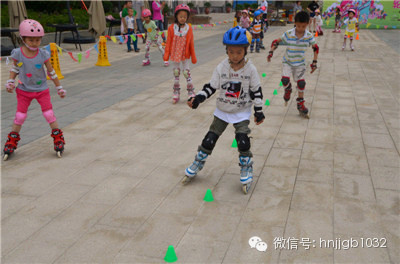 小選手們進(jìn)行賽前熱身訓(xùn)練